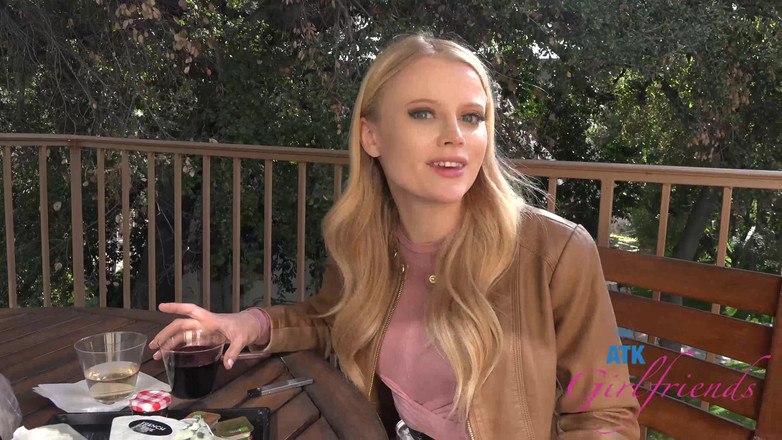 ATK Girlfriends: Sanal tatil - açık havada yemek yiyor ve yatakta bitiyor