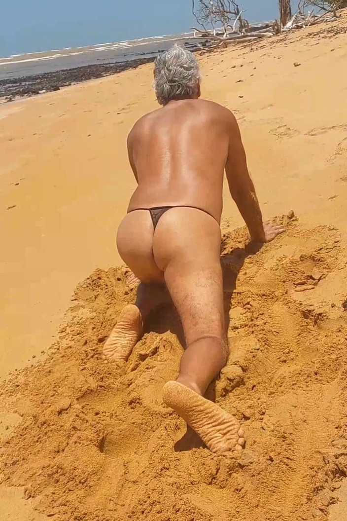 Ladysilvas: Ladysilva en la playa muy caliente en bragas