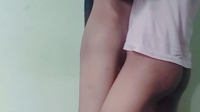 Your Navya: Moje kamarádka Navya šuká ve třídě s krásnou těsnou kundičkou