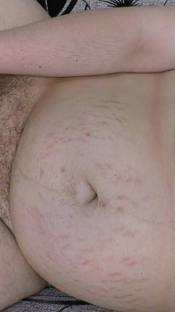 Evli orta yaşlı seksi kadın kıllı amına büyük bir dildoyla mastürbasyon yapıyor - milky mari