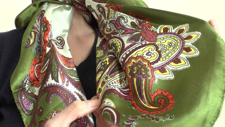 Lady Victoria Valente: Sfilata di moda con foulard in raso e sborrata su...