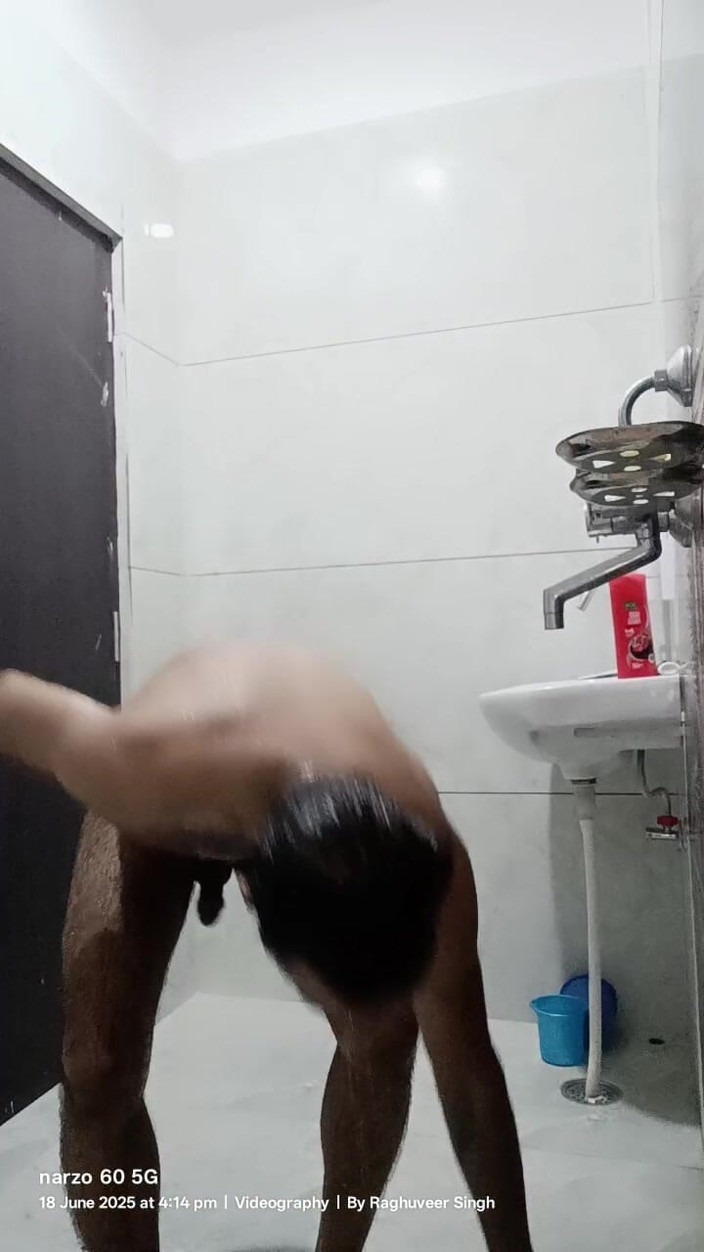 Rajasthani-old-lover: Un jeune garçon desi aime la masterbation avec des amis...