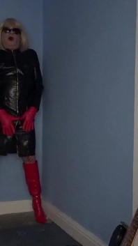 Plus de cuir rouge et noir et de résille