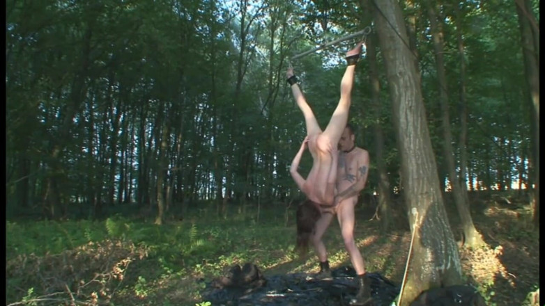 Absolute BDSM films - The original: Upokarzające ssanie penisa w lesie
