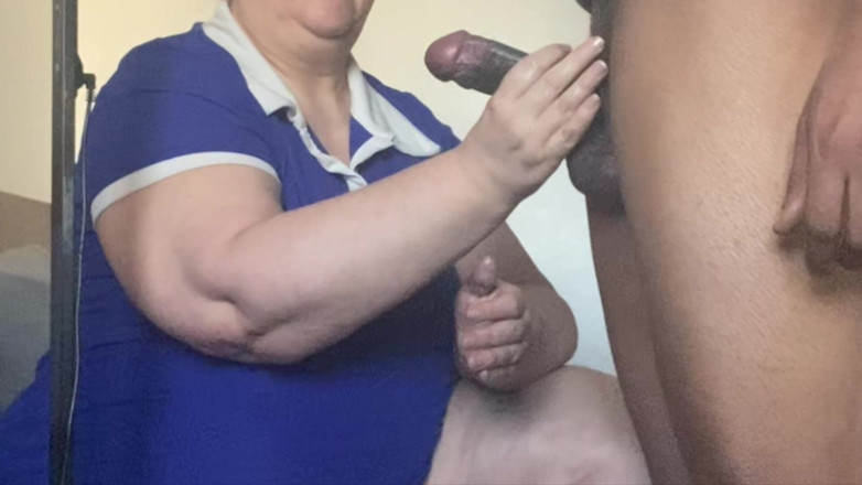 Daddykane: Handy GILF Lida Bem Com Pau Preto Na Mão