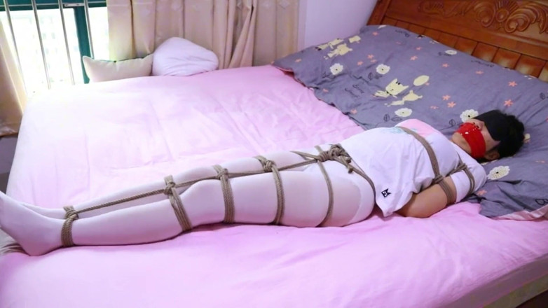 Aisan girl bondage: Hui16 - Dívka v bílých punčochách svázaná lany