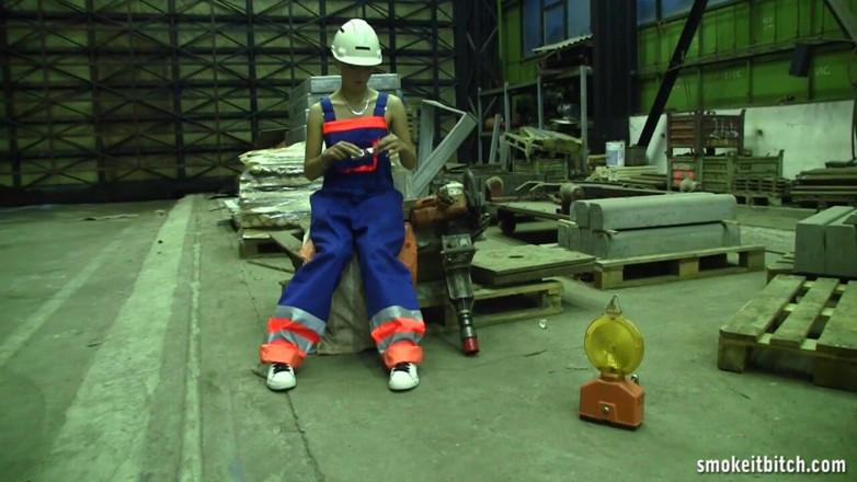 Smoke it bitch: Dünne blonde arbeiterin in der fabrik macht ihre pause für...