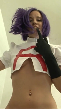Zespół Rocket Cosplay Dziewczyna w śliczne pończochy Ballbusting bohatera po kradzieży jego cennych kulek