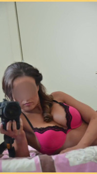 Soție sexy selfie foto ședință foto în lenjeria ei sexy și țâțe mari pe show.