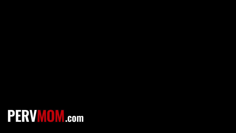 PervMom: PervMom - มิลฟ์นมใหญ่เงี่ยนเย็ดลูกชายเลี้ยงต่อหน้าสหายสนิทที่กำลังดูอยู่