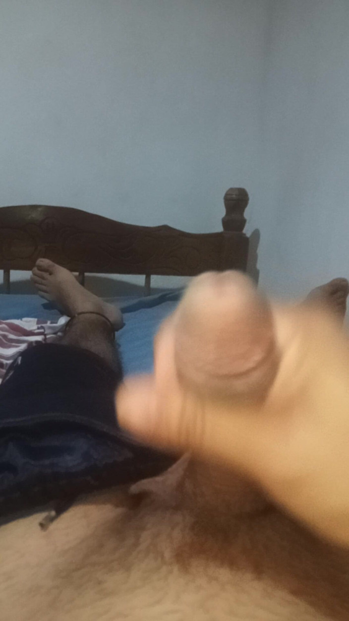 Cute boy jerks off: Il giovane De-stressa con un nella sua stanza mentre i...