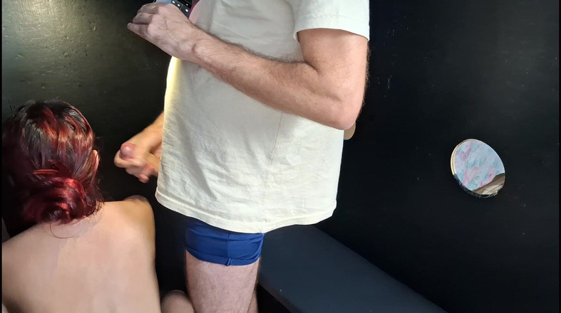 FannySquirting: Slet vrouw zuigt en neukt getalenteerde vreemden in gloryhole