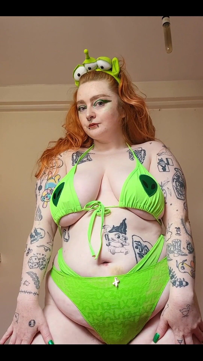 Bunny Royle: Green Alien Girl Body Worship