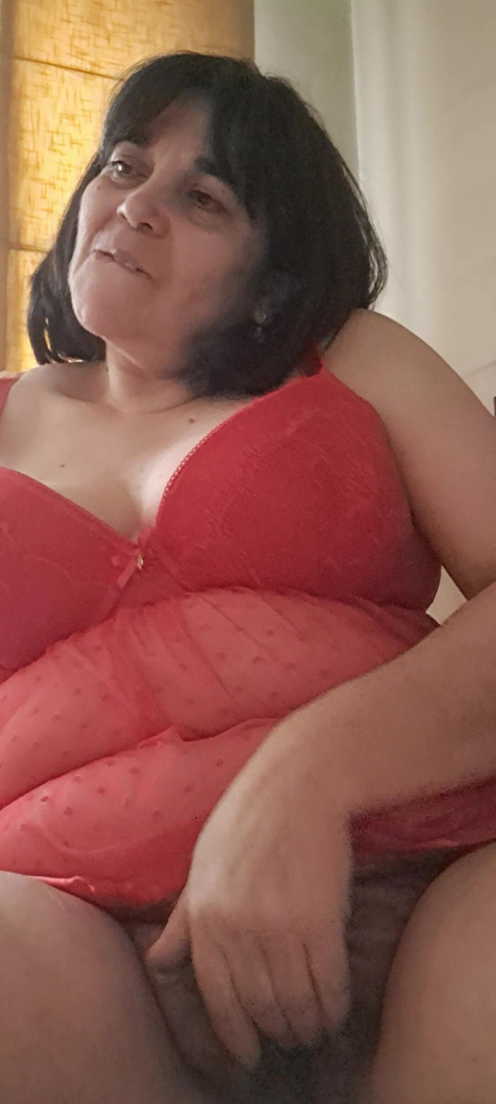 Mommy big hairy pussy: Stiefmutter in sexy roter Videokamera
