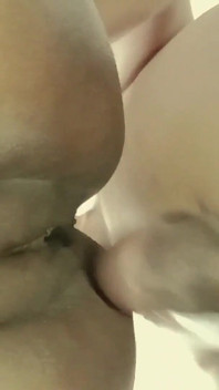 Azgın sulu seksi amcık sert sikişiyor