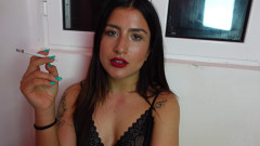 Anitta: Стильний фетиш на обличчі сигарети