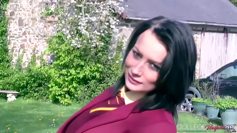 College Uniform: In the Sun Con Kelli Smith