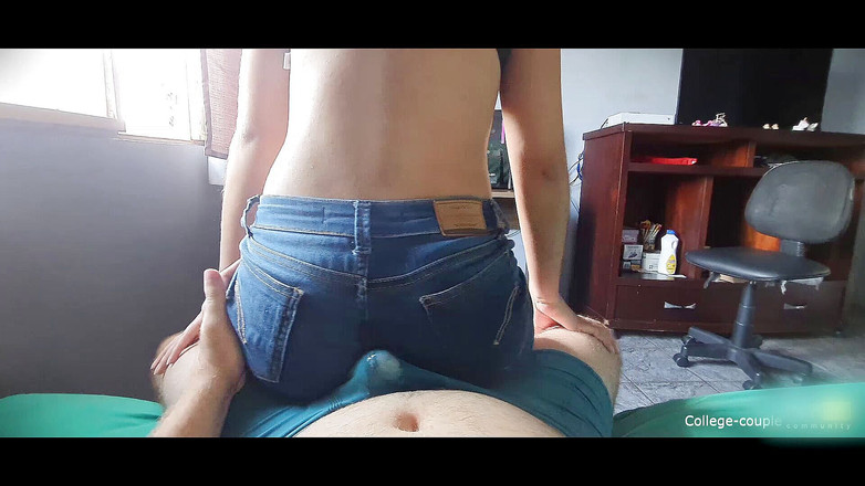 College-couple: 在内衣、穿着奶子和牛仔裤的紧身裤上口交，直到射在裤子里。
