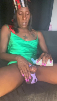 Merlin masturbiert mit neuem spielzeug und Fick-sexpuppe