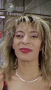 La teen bionda Nina ha bisogno di un orgasmo