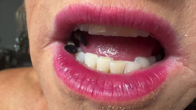 Kandylegsxxx: Niechlujna bogini połyka: Moje usta są twoim burpy więzieniem