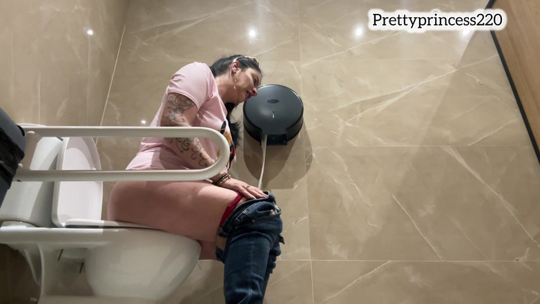 Panfil corina: Laten scheten op openbaar toilet