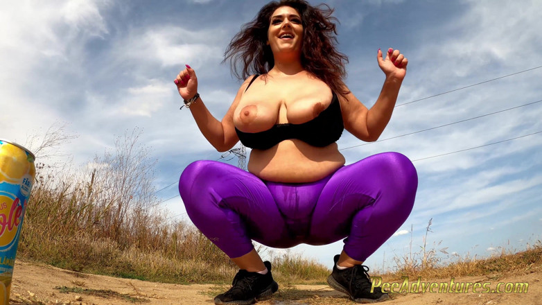 Pee Adventures: khoobsoorat vishaalkaay mahila peshaab karti hai aautdor hot din men...