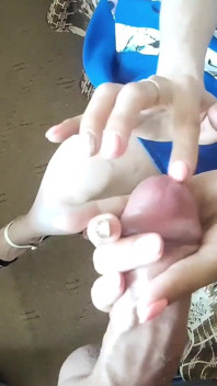 Real. A ejaculat pe picioarele surorii vitrege în sandale