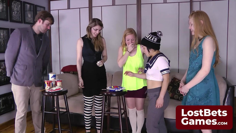 Lost Bets Games: お誕生日おめでとうと歌われ、ストリップ・トランゲゲームが始まります