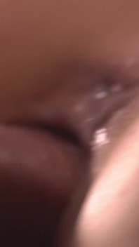 La ragazza gioca con la lingua con la briglia del mio pene e ottiene una doppia porzione di sperma nella sua figa