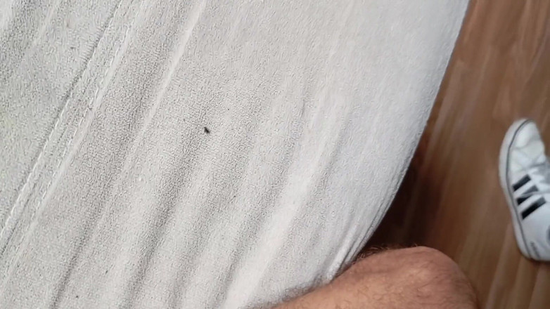 Elvissc: Le mec à la bite remplie de sperme après avoir éjaculé, je...