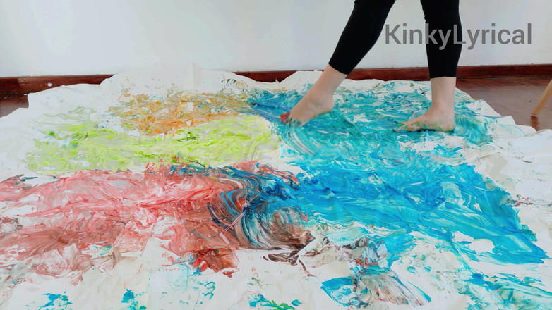 Kinky Lyrical: Nožní umění - malování nohama