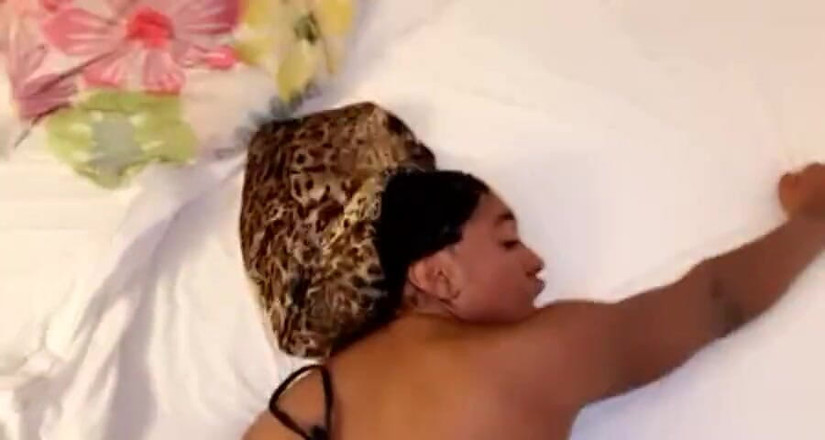 Fijii pornbox: 屁股塞狗式，把我的内裤拉到一边，和一些大黑鸡巴继父一起塞满了我