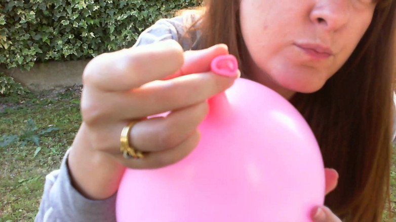 Nicoletta Embassi: Nicoletta si hraje s fetišovými balónky na zahradě Jste připraveni?