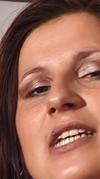 Seductora morena se mete los dedos hasta el orgasmo
