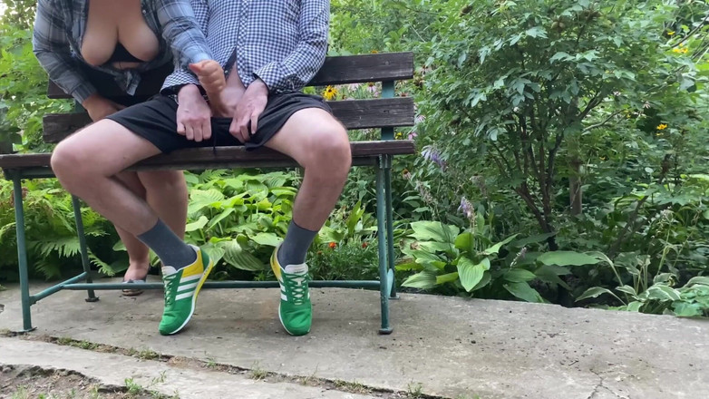 OurFetishLife: 岳母喜欢露出她的天然奶子并撸管她女婊的鸡巴