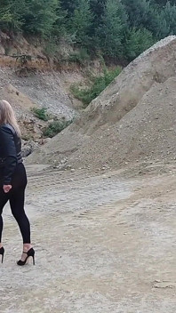 Mormor vandrar runt i en grusgrop i tighta leggings och högklackat!