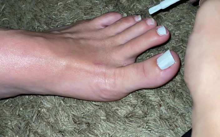 footivities: 私の長いつま先を白く塗る