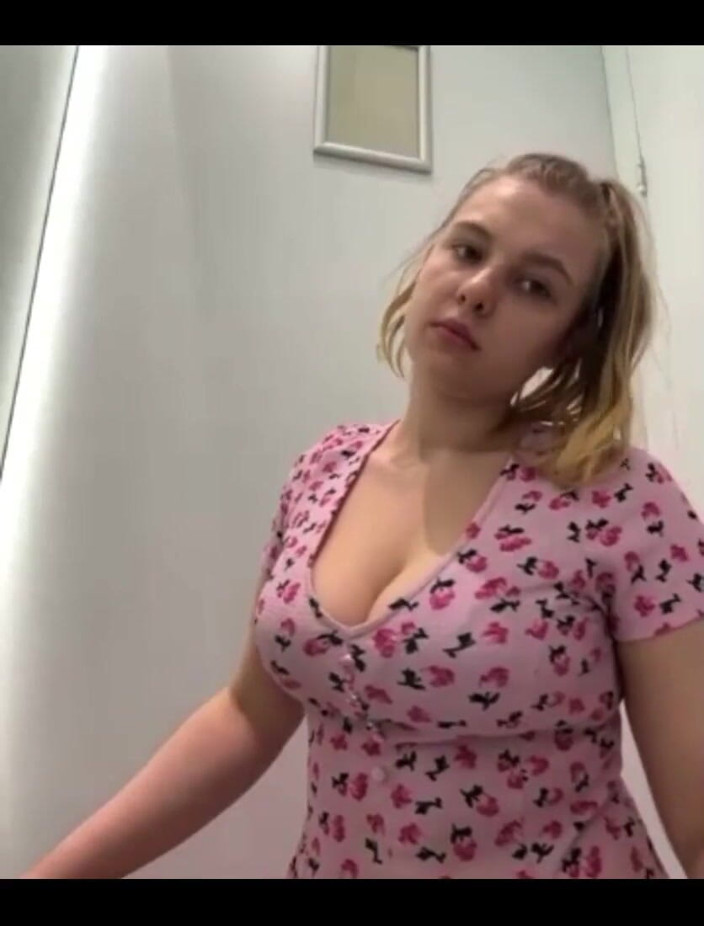 JuiceLussie: Extreme Masturbating in the Locker Room
