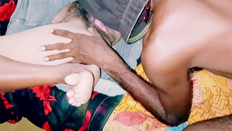 Treblsex: Desi Bahu dzwoni do swojej dziewczyny w pokoju i indianinem