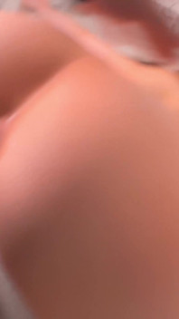 POV:大きなお尻を持つ痩せた女の子がトリプル射精を受ける