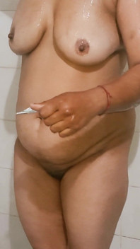 Bhabhi Pooja Bermandi Di Hadapan Pekaknya
