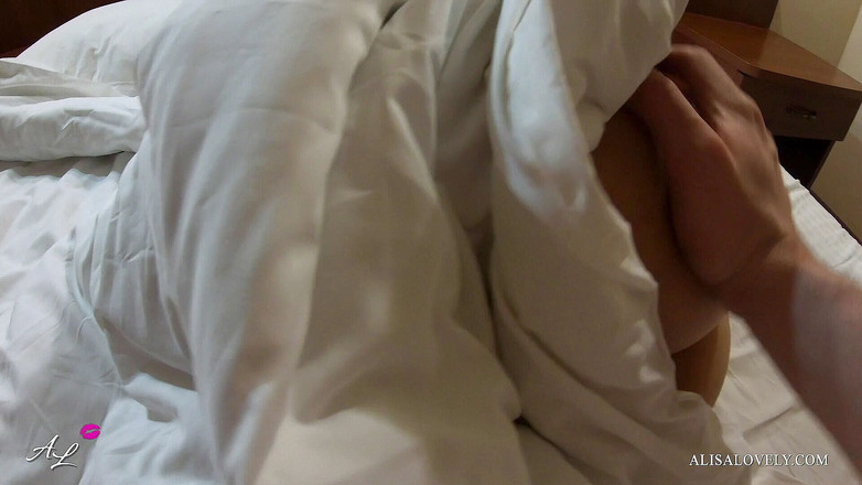 Alisa Lovely: 真正的素人女郎在丝袜高潮和潮吹特写！