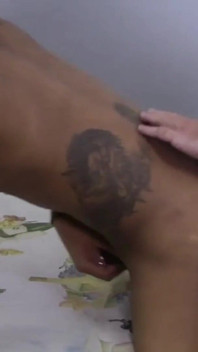 Uma bonita trans das ilhas é fodida por dois velhos