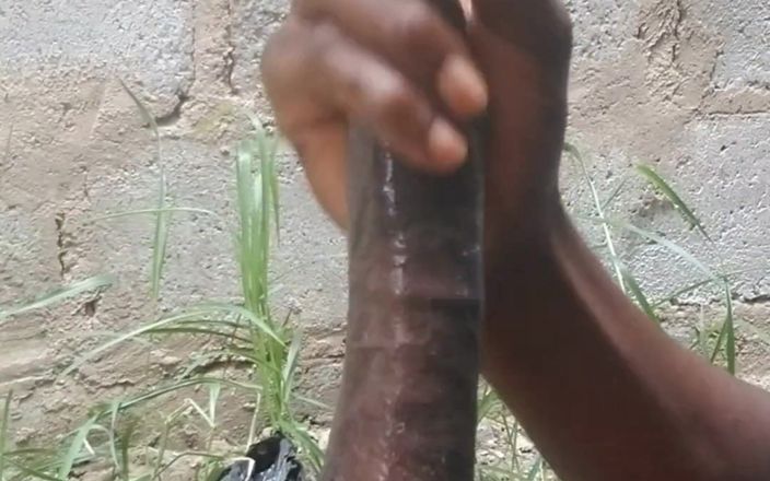 Big black cock BBCee: На улице чувствую себя супер возбужденной, поглаживая мой жесткий хуй