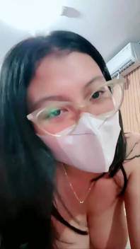 Payudara Basah Gadis Berkacamata