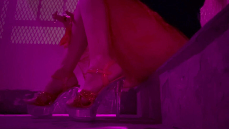 Artemisia Love: アルテミシアは屋外でハイヒールを履いたりタバコを吸ったりするのが大好きです