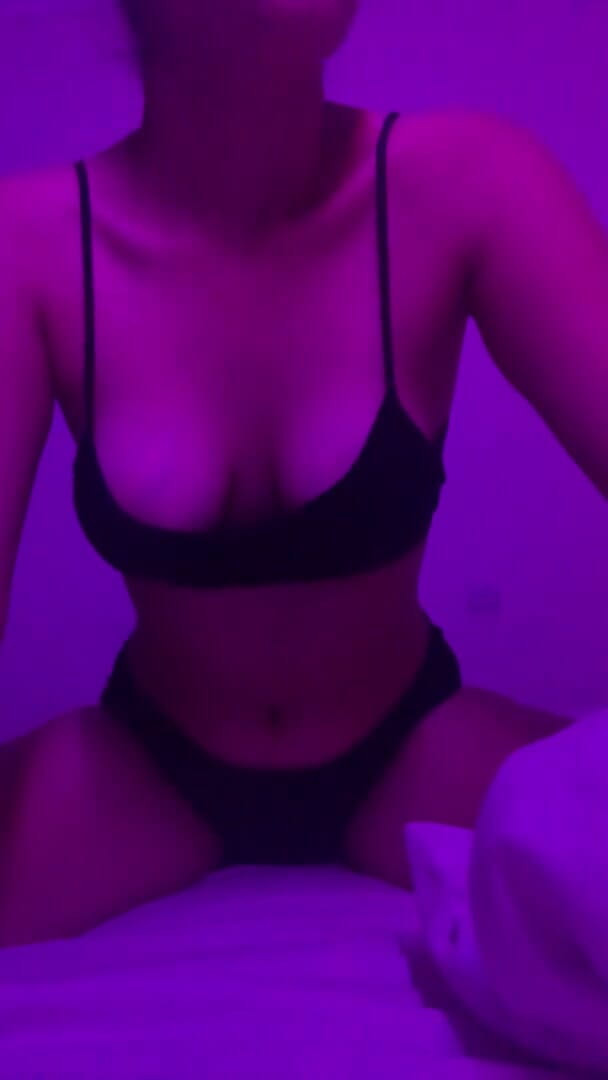 Anjelika Grey: Hot girl shows body