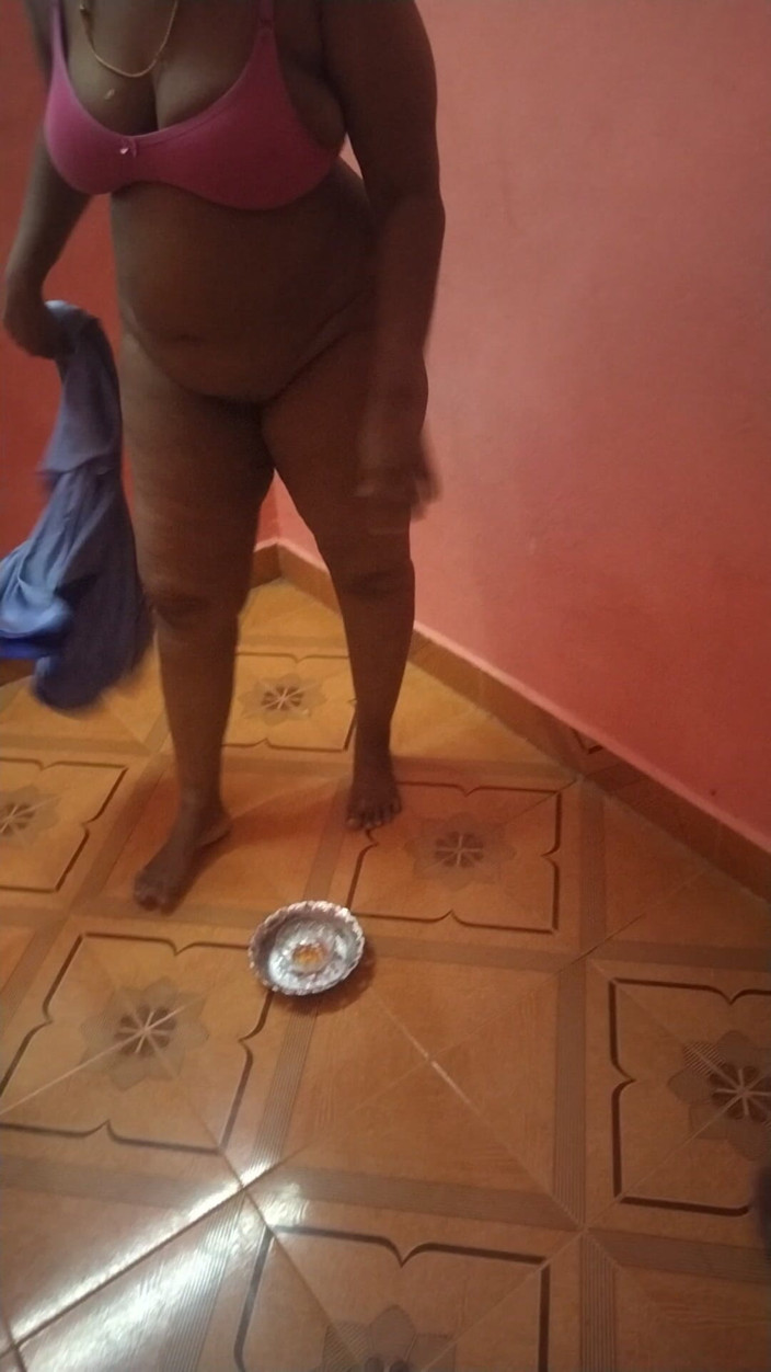 Priya aunty: Příprava na masáž ptáka na focení