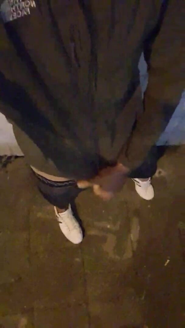 Slutboyben: Slutboyben cam4 pornoqueen Benjamin se fait éjacule en public la nuit